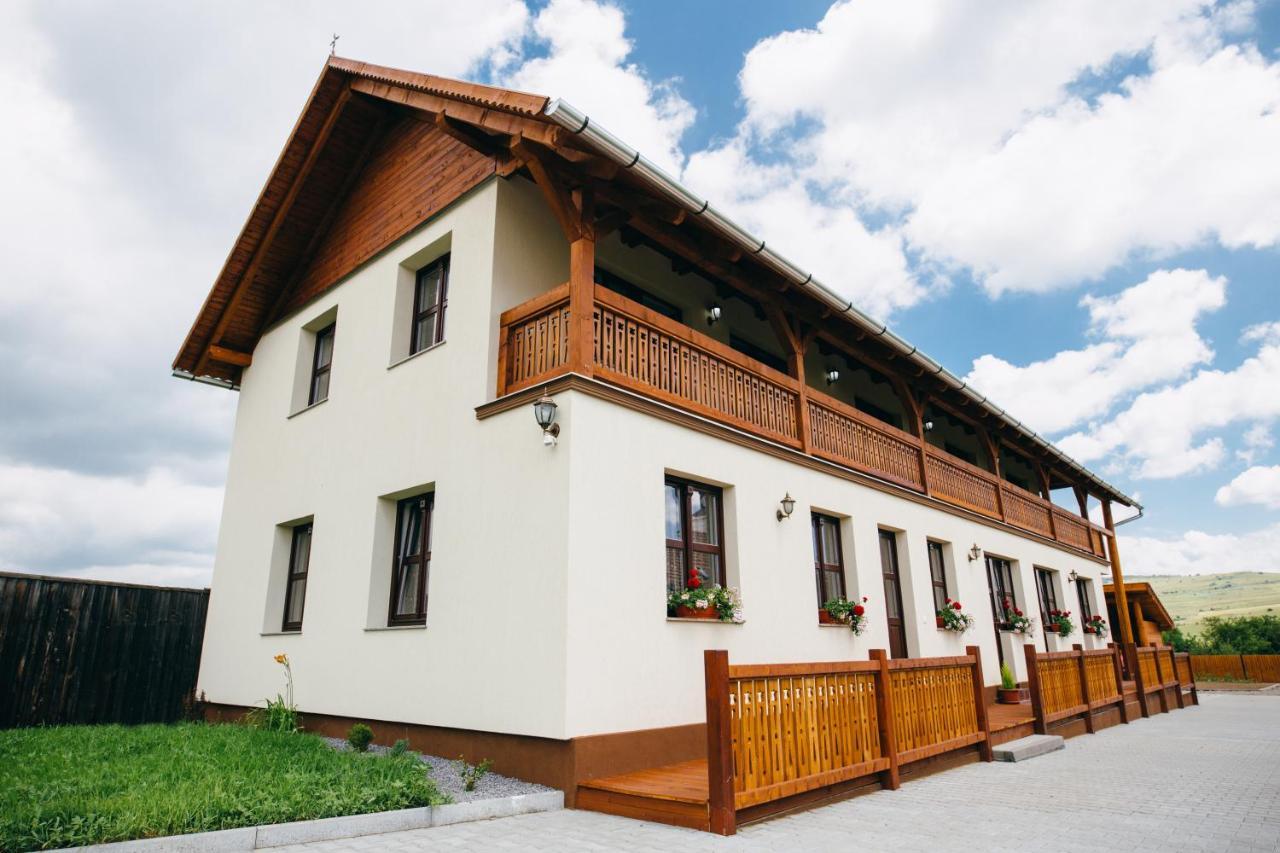 Vendegvaro Panzio Lupeni  Exterior photo